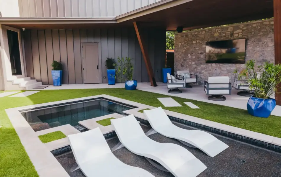 Close-up of tanning ledges at side of pool