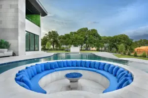 Integrated seating area in swimming pool