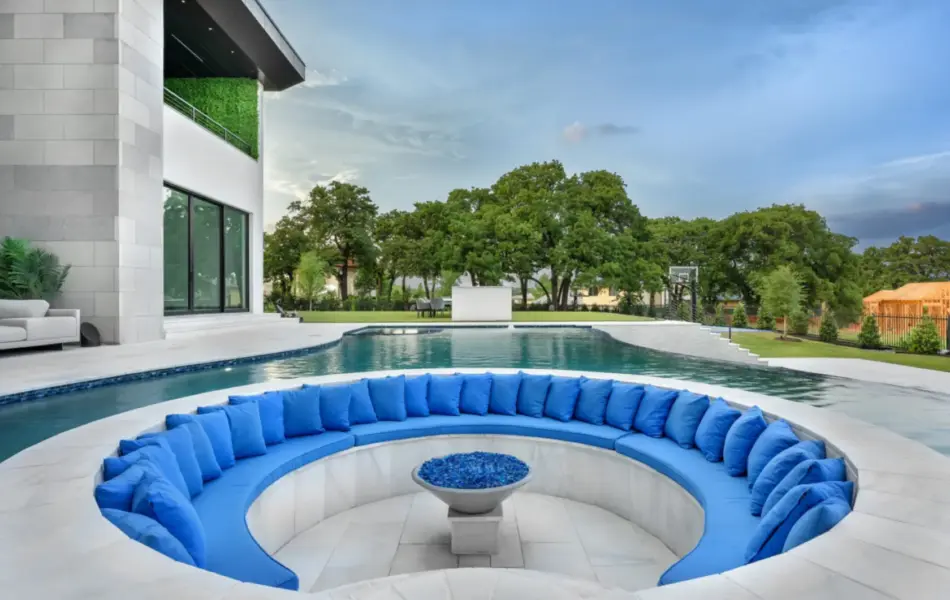 Integrated seating area in swimming pool