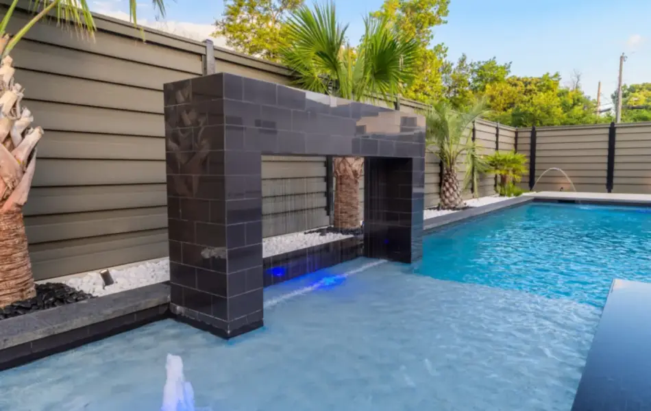 Integrated water fountain in swimming pool